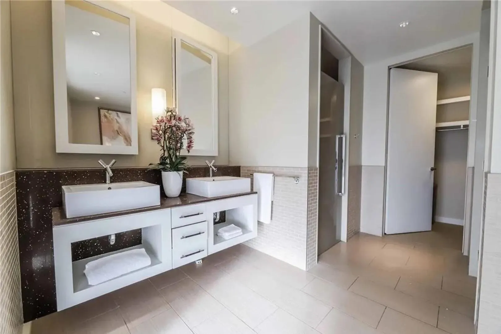 Elegant Corner 2 Bedroom Condo With Floor To Ceiling Windows Las Vegas Appartement