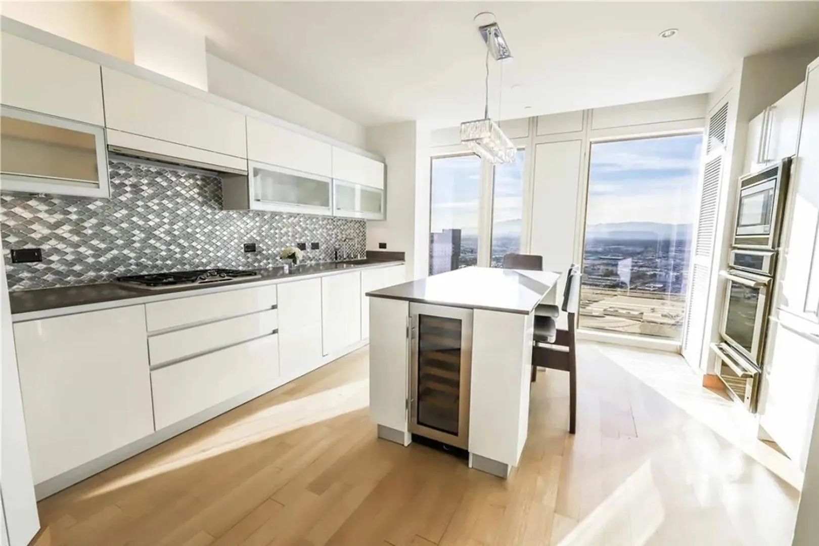 Elegant Corner 2 Bedroom Condo With Floor To Ceiling Windows Las Vegas 0*,
