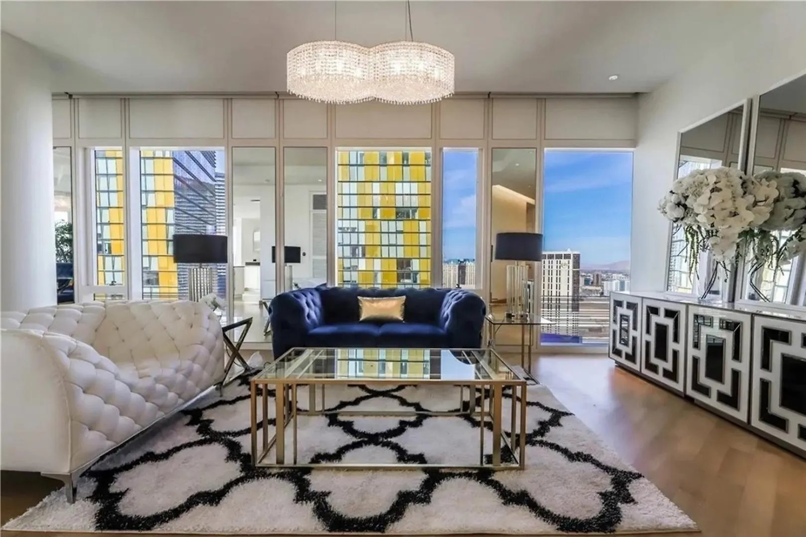 Elegant Corner 2 Bedroom Condo With Floor To Ceiling Windows Las Vegas