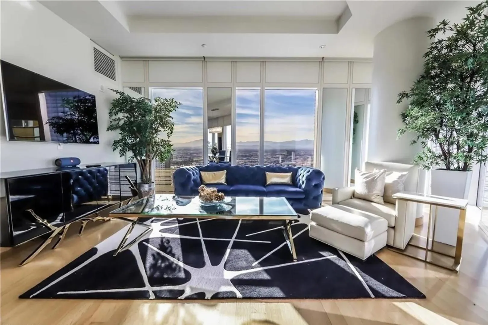 Elegant Corner 2 Bedroom Condo With Floor To Ceiling Windows Las Vegas